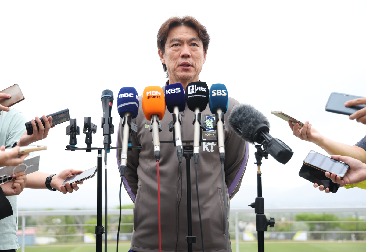 홍명보 축구대표팀 감독이 30일 미국 유타주 헤리먼에 위치한 자이언스뱅크 트레이닝센터에서 훈련을 앞두고 취재진의 질문에 답변하고 있다. 연합뉴스