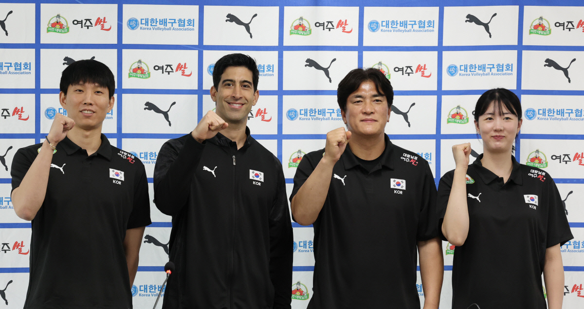남녀 배구 국가대표팀이 20일 서울 송파구 올림픽회관에서 열린 2026 한국 남녀 배구 국가대표팀 기자회견에서 파이팅하고 있다. 연합뉴스