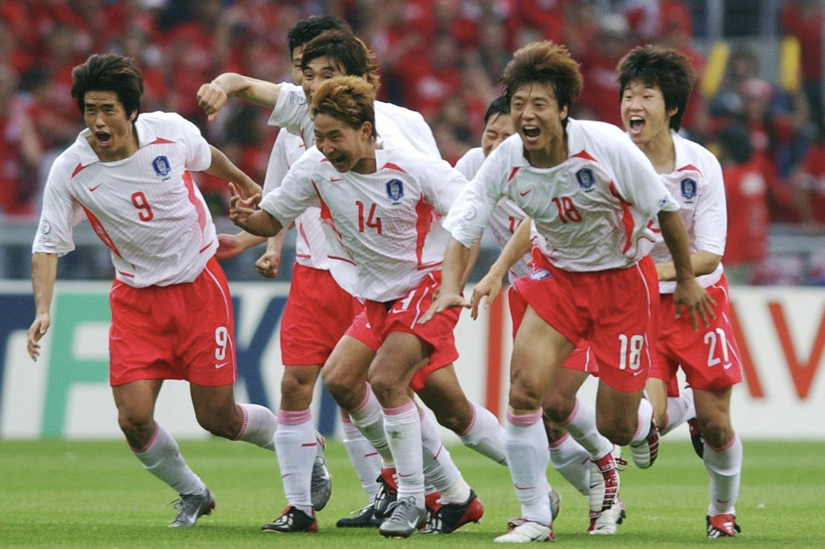 2002년 6월 22일 광주월드컵경기장에서 열린 2002 FIFA 한일 월드컵 8강전 스페인과의 경기에서 승부차기 끝에 승리한 한국 선수들이 4강 진출을 확정한 뒤 기뻐하고 있다. 한국은 스페인을 승부차기 5-3으로 꺾고 아시아 국가 최초로 월드컵 4강 진출의 역사를 썼다. 게티이미지
