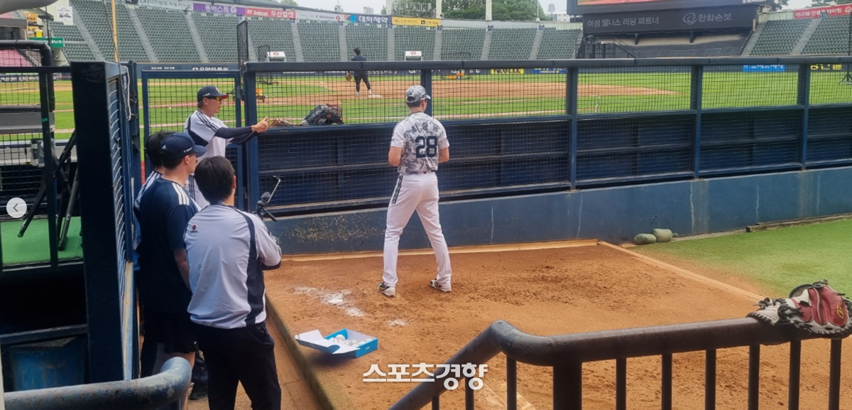두산 최승용이 3일 잠실 한화전에 앞서 김원형 감독과 구종 레퍼토리 확장을 위한 훈련을 하고 있다.