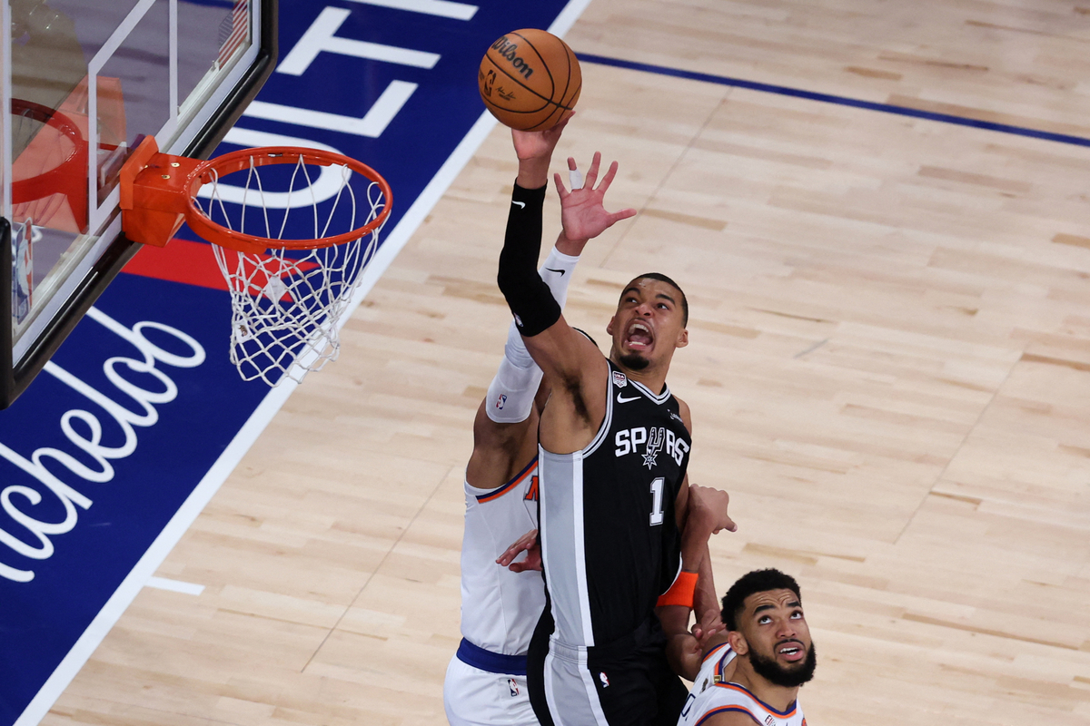샌안토니오 빅터 웸반야마가 9일 뉴욕 매디슨 스퀘어 가든에서 열린 NBA 파이널 3차전에서 뉴욕 닉스 수비진을 뚫고 골밑에서 슛을 하고 있다. Imagn Images연합뉴스