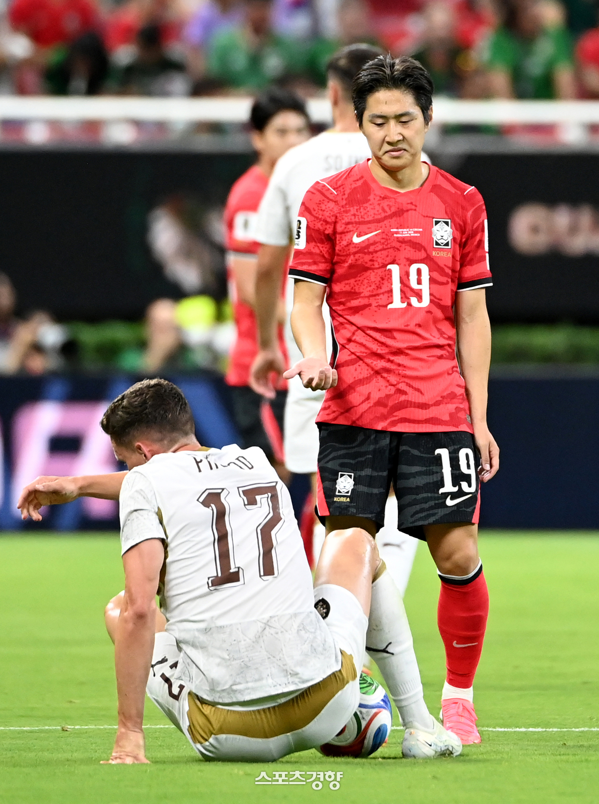 12일(한국시각) 멕시코 과달라하라 사포판의 에스타디오 과달라하라에서 열린 2026 북중미월드컵 대한민국과 체코의 경기. 이강인이 넘어진 프로보드에게 일어나라며 손짓하고 있다. 2026.06.12 과달라하라=사진공동취재단