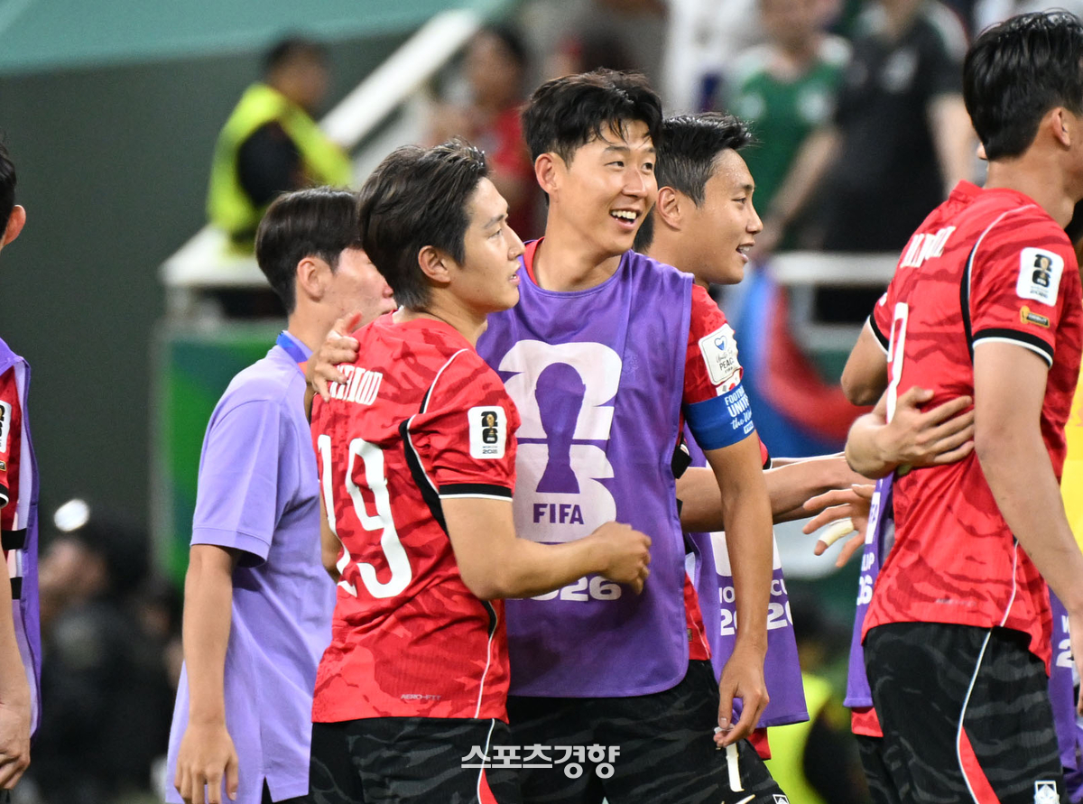12일(한국시각) 멕시코 사포판 과달라하라 스타디움에서 열린 2026 북중미 월드컵 A조 1차전 한국과 체코의 경기. 손흥민과 이강인이 포옹을 하고 있다. 2026.06.12 사포판(멕시코)=사진공동취재단