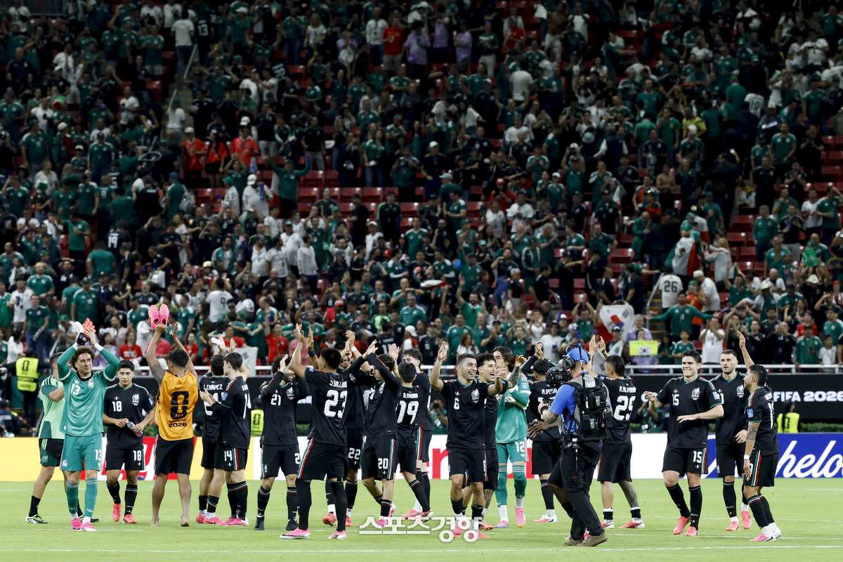 멕시코 축구대표팀이 19일(한국 시간) 멕시코 과달라하라 에스타디오 스타디움에서 열린 2026 북중미 월드컵 조별리그 A조 한국과의 경기에서 1:0으로 승리한 뒤 팬들에게 인사하고 있다. 2026.06.19 과달라하라(멕시코) | 문재원 기자